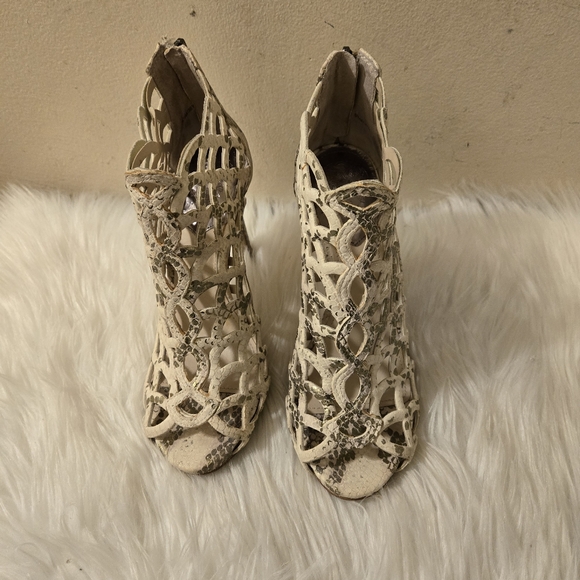 VINCE CAMUTO Women's  Gray Beige Snakeskin Caged Stilettos Size 6 1/2 M-36 1/2 - Picture 2 of 15
